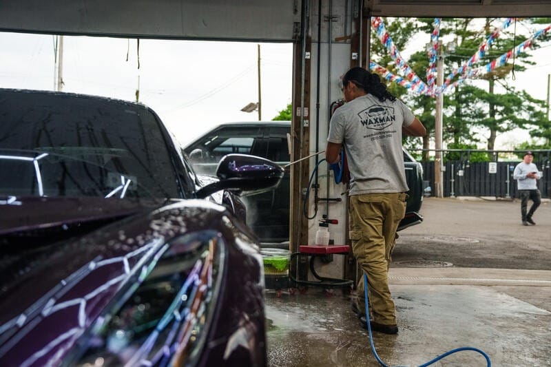 Lavado manual exterior en Waxman of Tristate Car Detailing Center