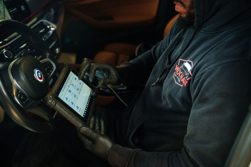 Técnico utilizando una tableta de diagnóstico